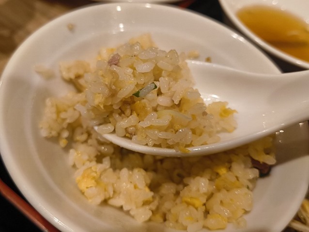 炒飯を食べる