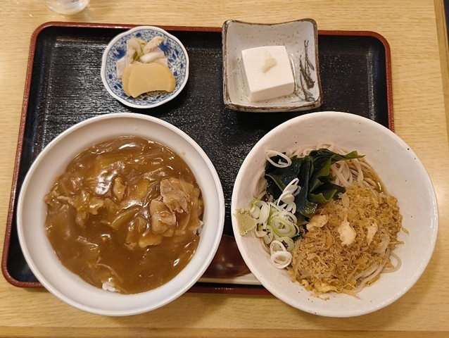 「琴富貴」の「カレー丼セット」（冷したぬき）を食べたのだ。いや「カレー丼」というのは聞いたことはあったが、その何処までも日本風の味には正直驚いたのだ。「カレー」と「蕎麦」、いつからこんなに仲良くなったんだ。勿論うまいのだよ（笑）。（琴富貴：墨田区吾妻橋1）