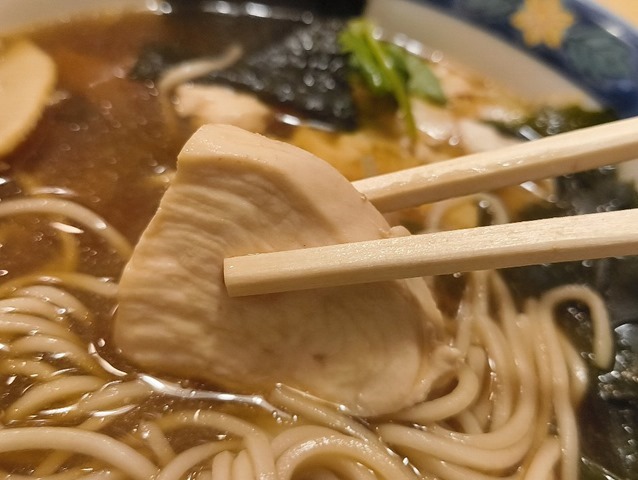 鶏肉を食べる