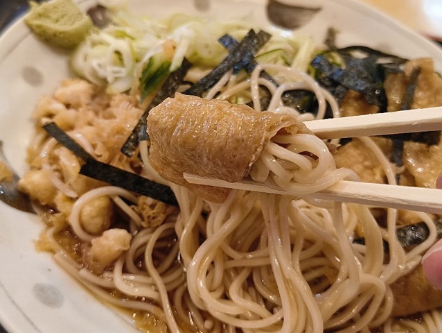 油揚げに挟んで蕎麦を手繰ってやる