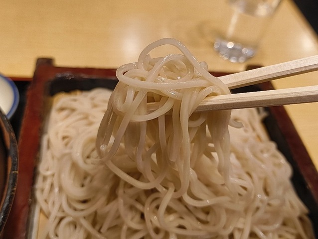 蕎麦手繰る