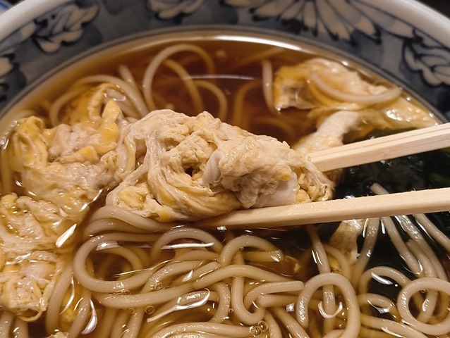 玉子を食べる