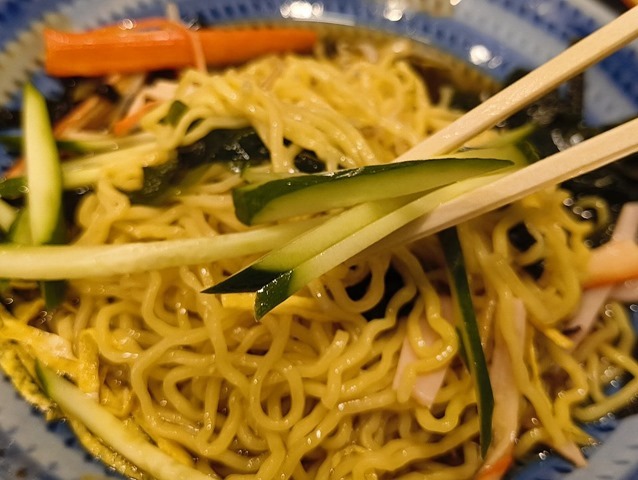 きゅうりを食べる