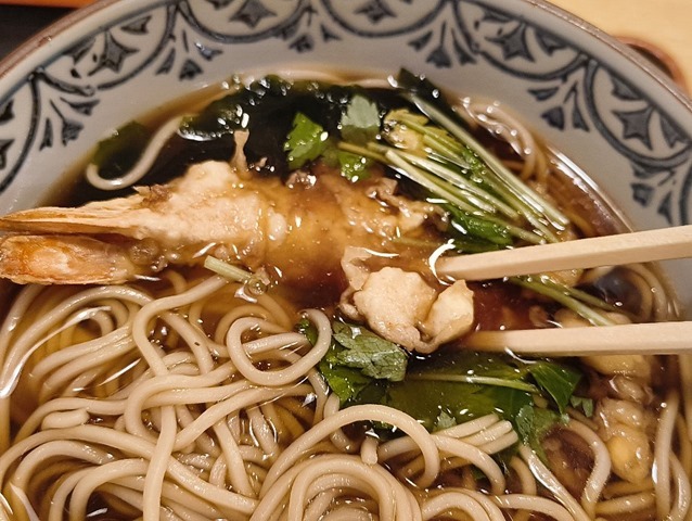 海老天を汁の中に沈める