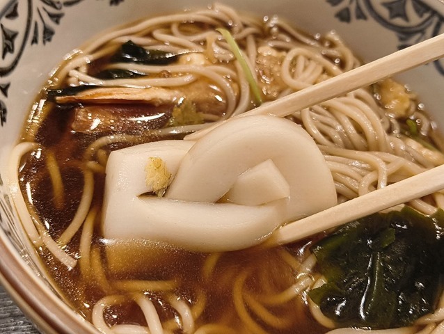 かまぼこを食べる
