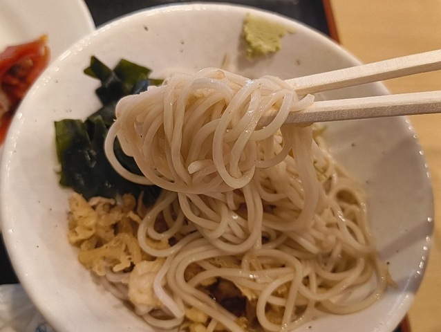 蕎麦を手繰る