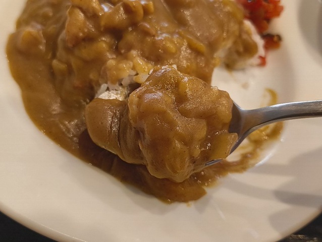 カレーライスを食べる
