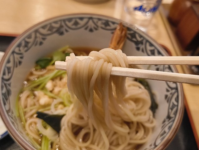 蕎麦を手繰る