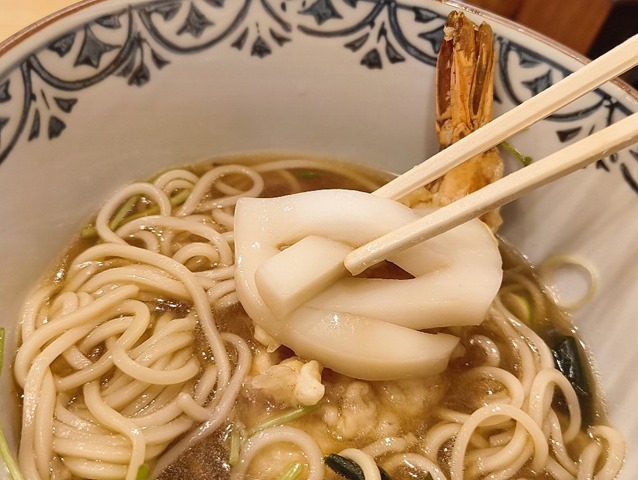 かまぼこも食べる