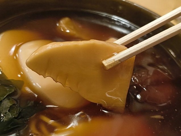 筍を箸で持ち上げる