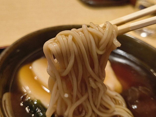 あんの中から引っ張り出すように蕎麦を手繰る