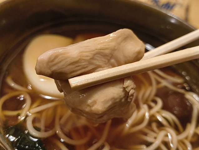 鶏肉を食べる