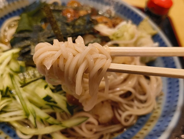 先ずは蕎麦を手繰る