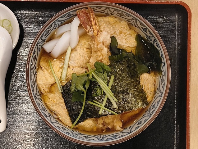 「琴富貴」の「天とじそば」でランチ。「たまごとじ」を箸で摘まめば、ぞろぞろとついてくる。 それを食べれば当然にうまいのだが、その「たまごとじ」の存在と「海老天」の「ハイブリッド」こそ「天とじそば」の味の要なのだ、 うまいのだよ（笑）。（琴富貴：墨田区吾妻橋1）