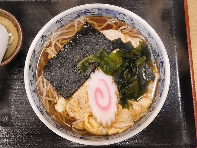 「琴富貴」の「玉子とじそば」でランチ。ふわふわの「玉子」の黄色。 「なると」の白とピンク、「海苔」と「わかめ」の深緑と「蕎麦」の「汁」の茶色。 その色がナンともいえなくうまそうなのだよ（笑）。（琴富貴：墨田区吾妻橋1）