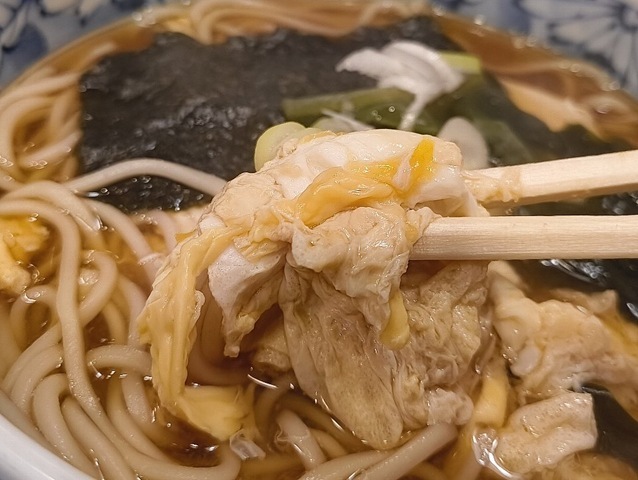 玉子とじをいただく