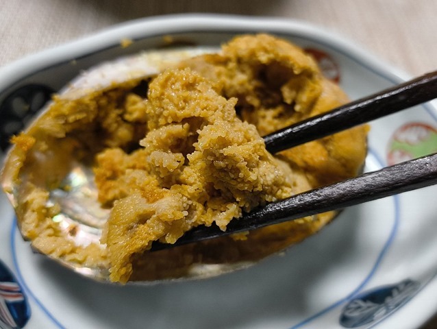 重茂産の焼うにを食べる