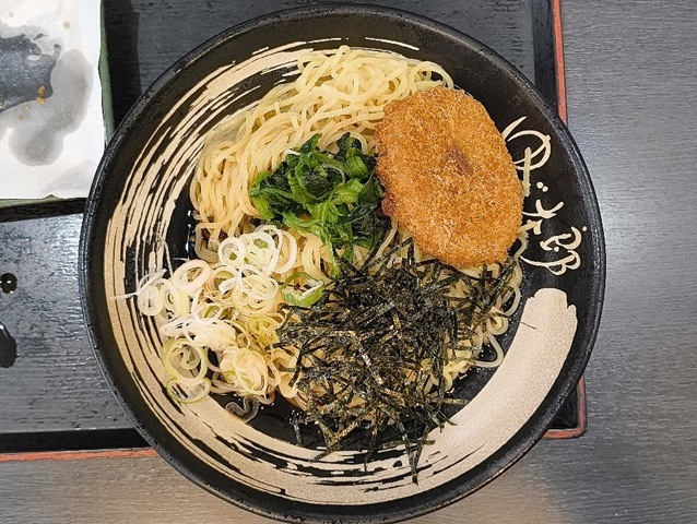 『ゆで太郎 もつ次郎本所吾妻橋店』で「ざる中華」と「ころっけ」を食べたのだ。最近どうしても食べたくなる『ゆで太郎』の「ざる中華」なのだが、「ころっけ」をのせても「ころっけ」は不変なのだった。でも、うまかったのだよ（笑）。（ゆで太郎 もつ次郎本所吾妻橋店：墨田区吾妻橋3丁目）