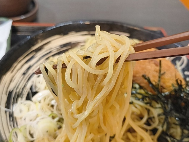 中華麺を手繰る
