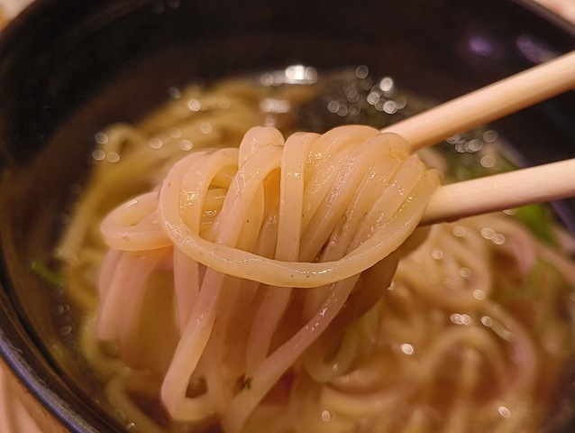 麺を手繰る