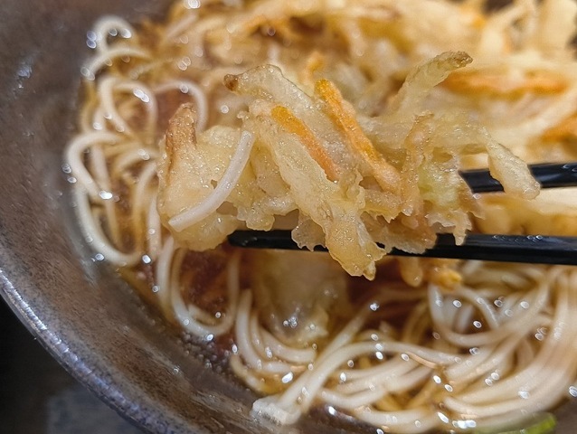 かきあげを食べる