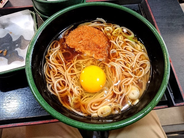 コロッケ蕎麦玉子落とし