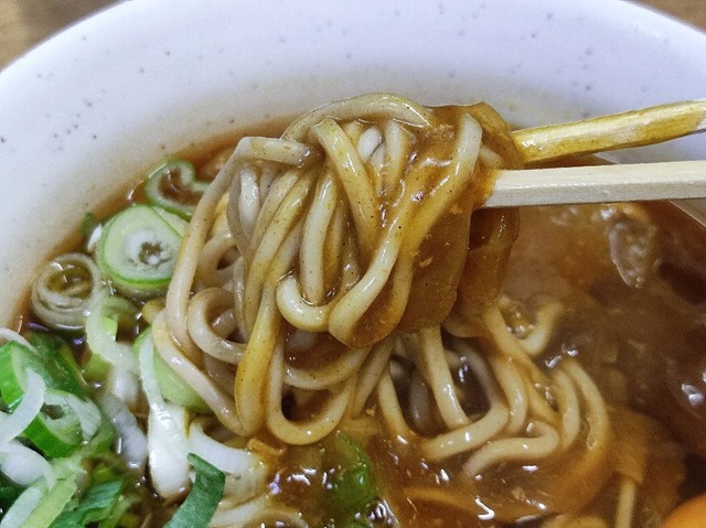 カレーを絡ませ蕎麦を手繰る