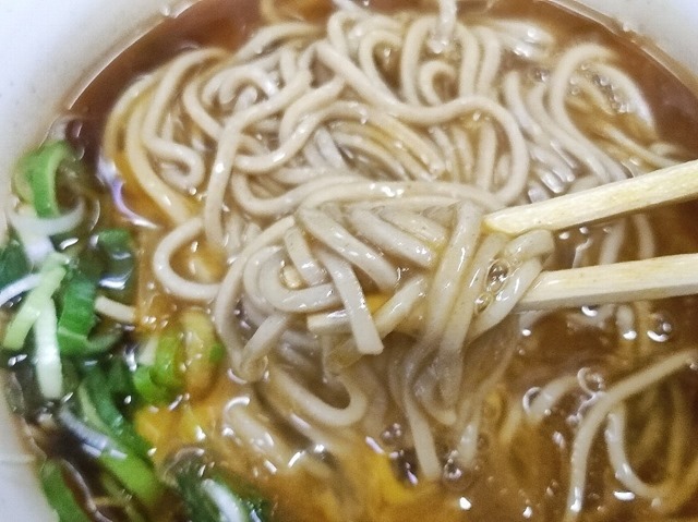 玉子をカレーに絡ませ蕎麦を手繰る