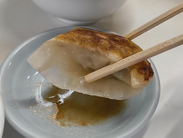 餃子を食べる