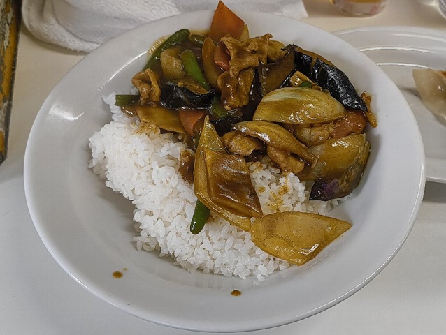 『兆楽 宇田川町店』で「中華風カレー丼」と「盛岡冷麺」それから「餃子」とビールでランチにしたこと。「盛岡冷麺」は&times;だったけれど、「中華風カレー丼」はまるで「スパイスカレー」のようで、うまかったのだよ（笑）。（兆楽 宇田川町店：渋谷区宇田川町）