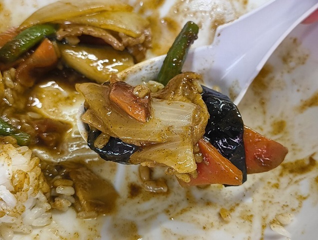 中華風カレー丼を食べる