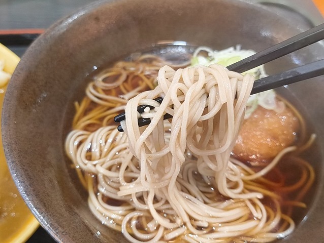 蕎麦を手繰る