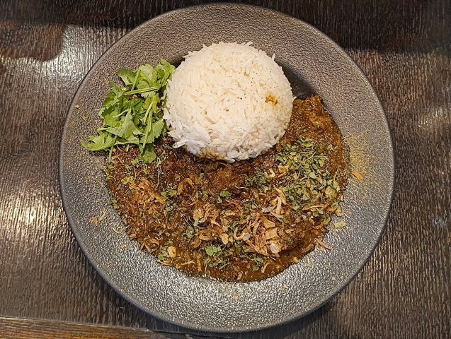 「スパイススペースウガヤ」の「黒毛和牛の牛すじカレー」でランチ。 所謂「スパイスカレー」だが「牛筋」＋「カレー」＋「バスマティライス」のうまさはたまらないのだよ（笑）。（スパイススペースウガヤ 松屋浅草店：花川戸1丁目：松屋浅草 B1F）