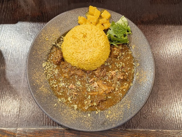黒毛和牛の牛すじカレーと大根のアチャール