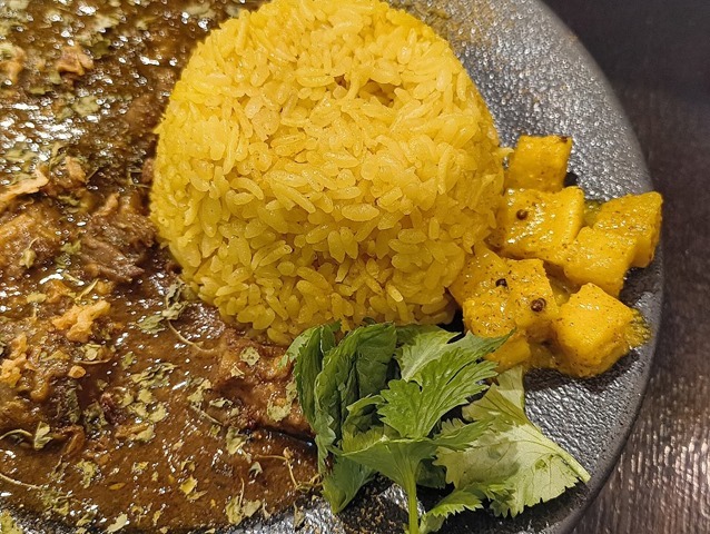 黄色いご飯とアチャール
