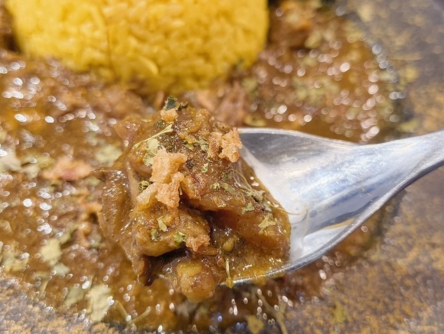 牛すじ＋カレーを食べる