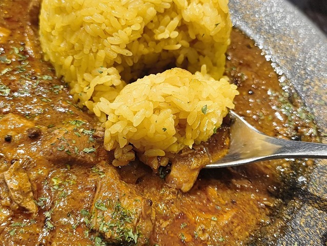 カレーライスを食べる