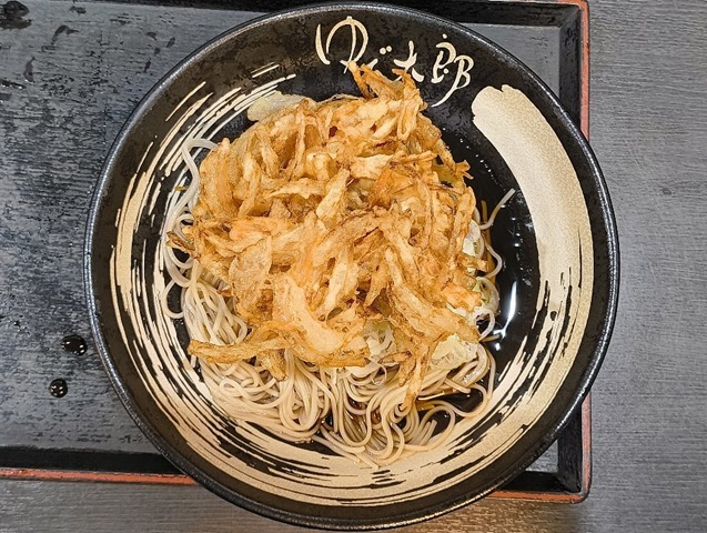 「ゆで太郎」で「ぶっかけ冷し野菜かきあげそば」でランチ。「かきあげ」は勿論「無料クーポン券」でミニマムにお代を済ますならやっぱりこれかな、手繰ればうまいのだよ（笑）。（ゆで太郎 もつ次郎本所吾妻橋店：墨田区吾妻橋3丁目）