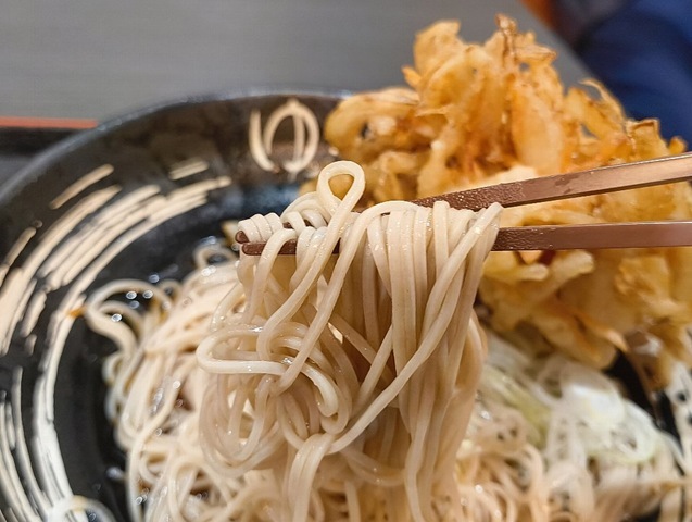 蕎麦を手繰る