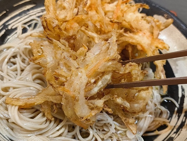 かきあげを汁に浸すのだ