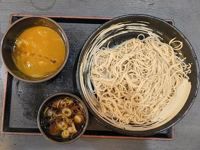 これは儀式なのか？「ゆで太郎」の「2枚もり」＋「カレールー」＝「カレーつけそば」でランチ。「カレーつけ汁」と「いつものつけ汁」を交互に手繰り終え、最後は蕎麦湯で〆る。 腹も心も、パンパンに満たされて、間違いなく、うまいのだよ（笑）。（ゆで太郎 もつ次郎本所吾妻橋店：墨田区吾妻橋3丁目）