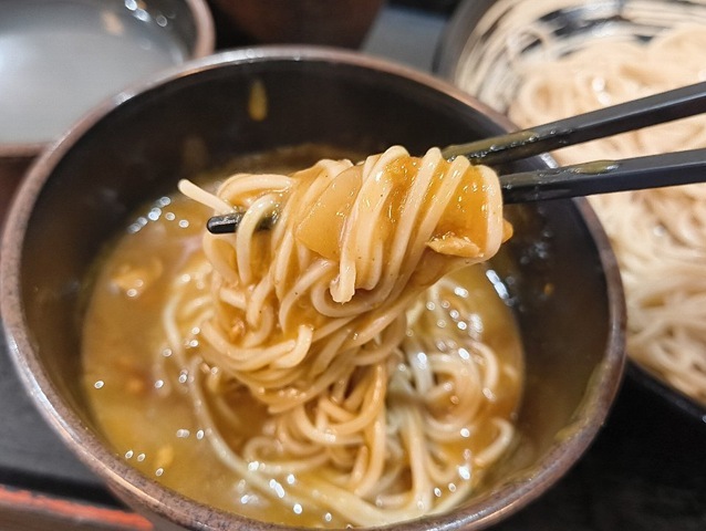 カレーつけ汁で蕎麦を手繰る
