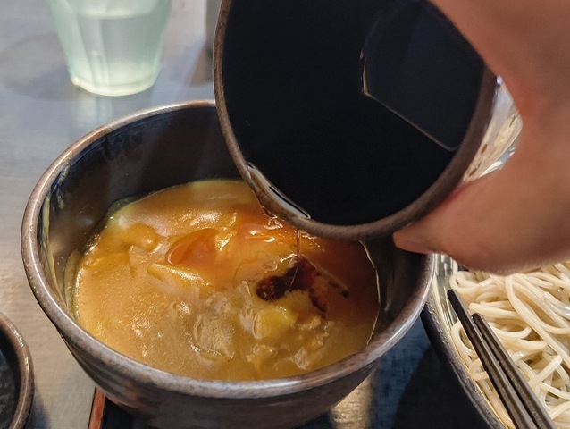 つけ汁の1/3程をカレールーに加えてやるのだ