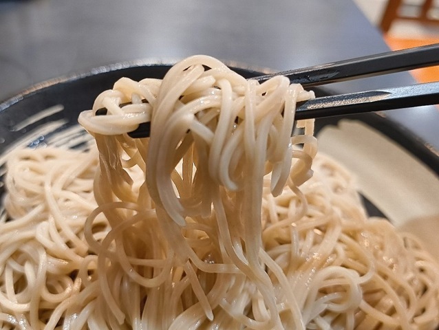 蕎麦を手繰る