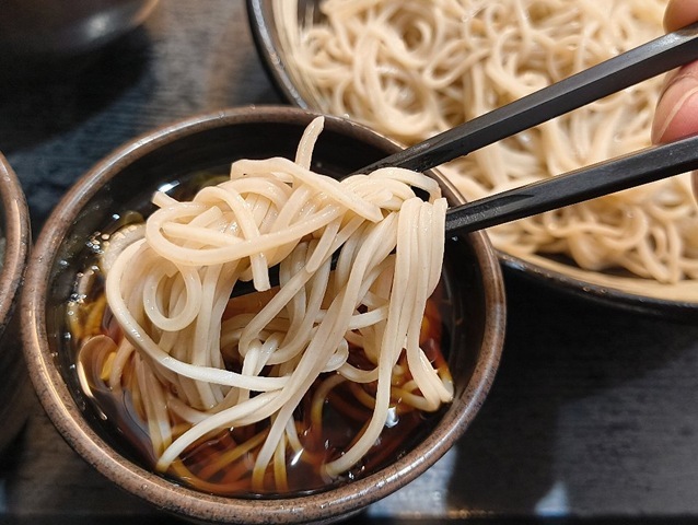 蕎麦汁でで蕎麦を食べる