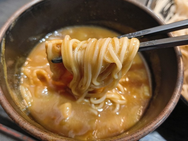 カレーつけ汁で蕎麦を食べる