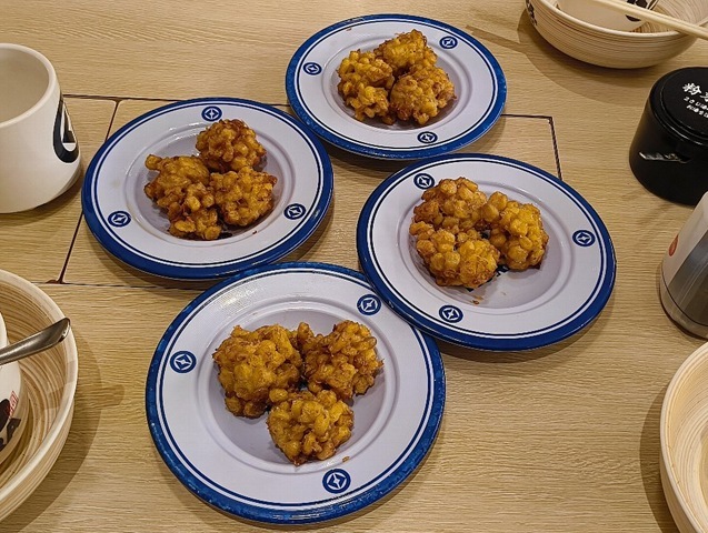 家人のチートデイ？『くら寿司』で「とうもろこしのかき揚げ」の爆食にお付き合いし、「お子様ランチ」に「えびタイガーロール」で大人しく「マルエフ」を呑んだのだ。無論、うまいのだよ（笑）。（くら寿司 浅草ROX店：浅草一丁目）