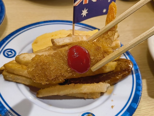 お子様ランチを食べる
