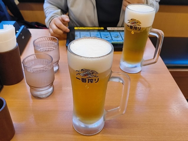 流石に暑いものだから「日高屋」で「生ビール」を吞んだのだ。「瓶ビール」ばかりのあたしにしては珍しいのだが、兎に角「生ビール」が吞みたかったのだ。家人が云う、「今日は吞む気まんまんだね」と、 あー、そうなのだよ（笑）。（日高屋 浅草雷門店：雷門一丁目）