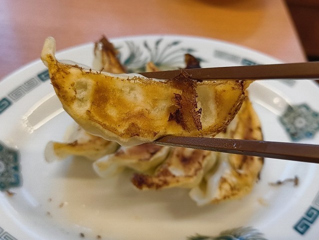 餃子を食べる